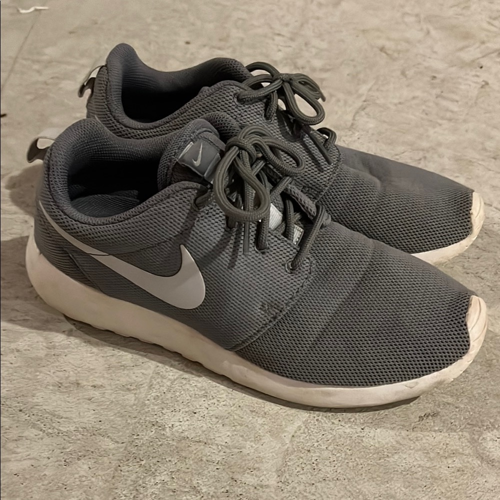Nike Roshe Grey Sneakers with White Accents 6.5
